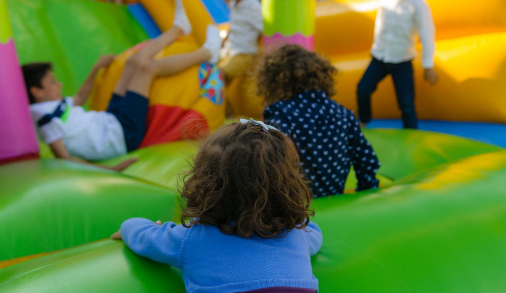 © AdobeStock/danial75 | Hüpfburg | 